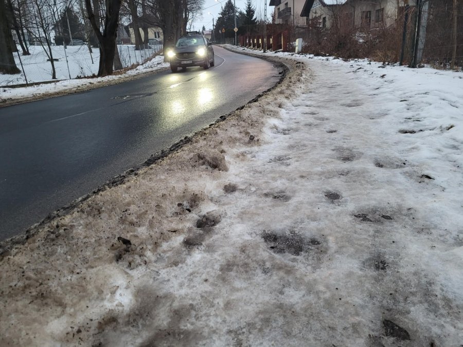 Lodowisko na drodze i chodniku. „Było dość czasu, żeby je odśnieżyć i zadbać o ich stan”