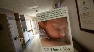 Tablica przed wejściem na oddział intensywnej terapii noworodków w Cabell Huntington Hospital, Wirginia Zachodnia 