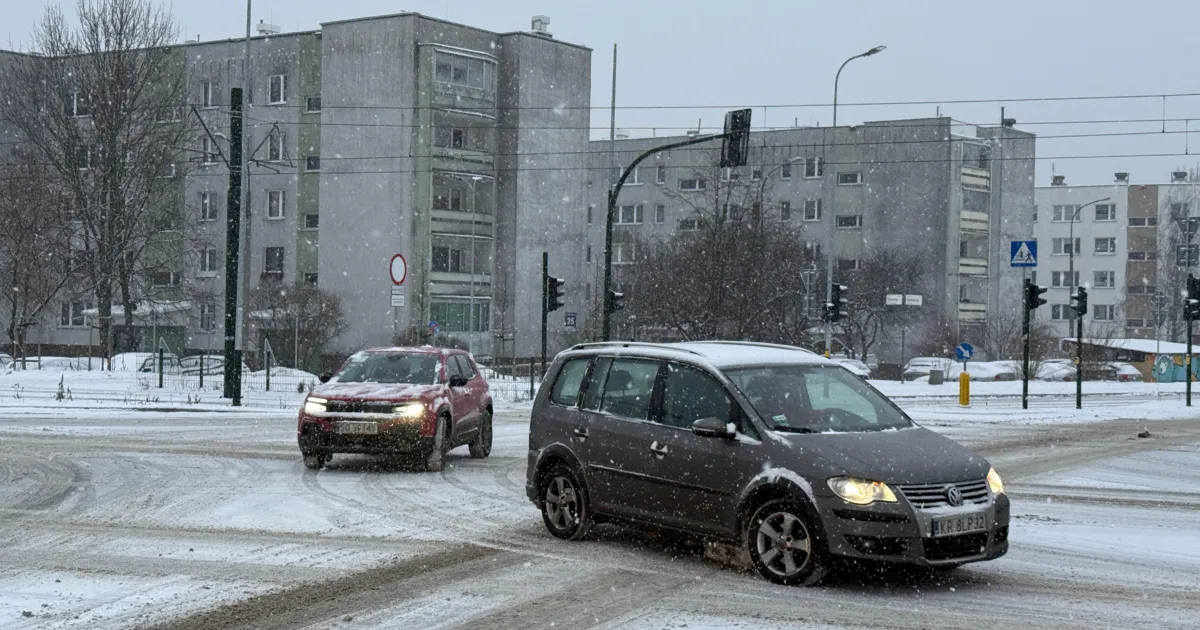 Ciąg dalszy problemów pasażerów. Wykolejenie w centrum i zmiany tras