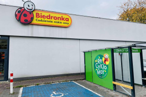 Biedronka ma sposób na zwrot butelek i puszek. Właśnie to ogłosili