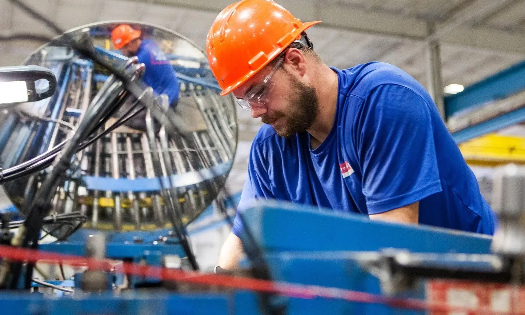 Pracownik w fabryce, zdjęcie ilustracyjne