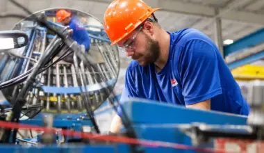 Pracownik w fabryce, zdjęcie ilustracyjne