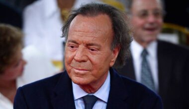 Portret starszego mężczyzny w garniturze, patrzącego lekko w bok.