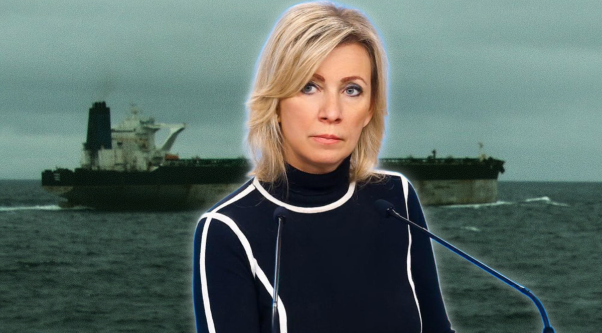 Maria Zacharowa, rzeczniczka rosyjskiego MSZ, na tle statku towarowego na morzu.