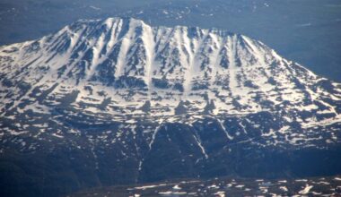 Ośnieżony szczyt g&oacute;rski widziany z lotu ptaka.