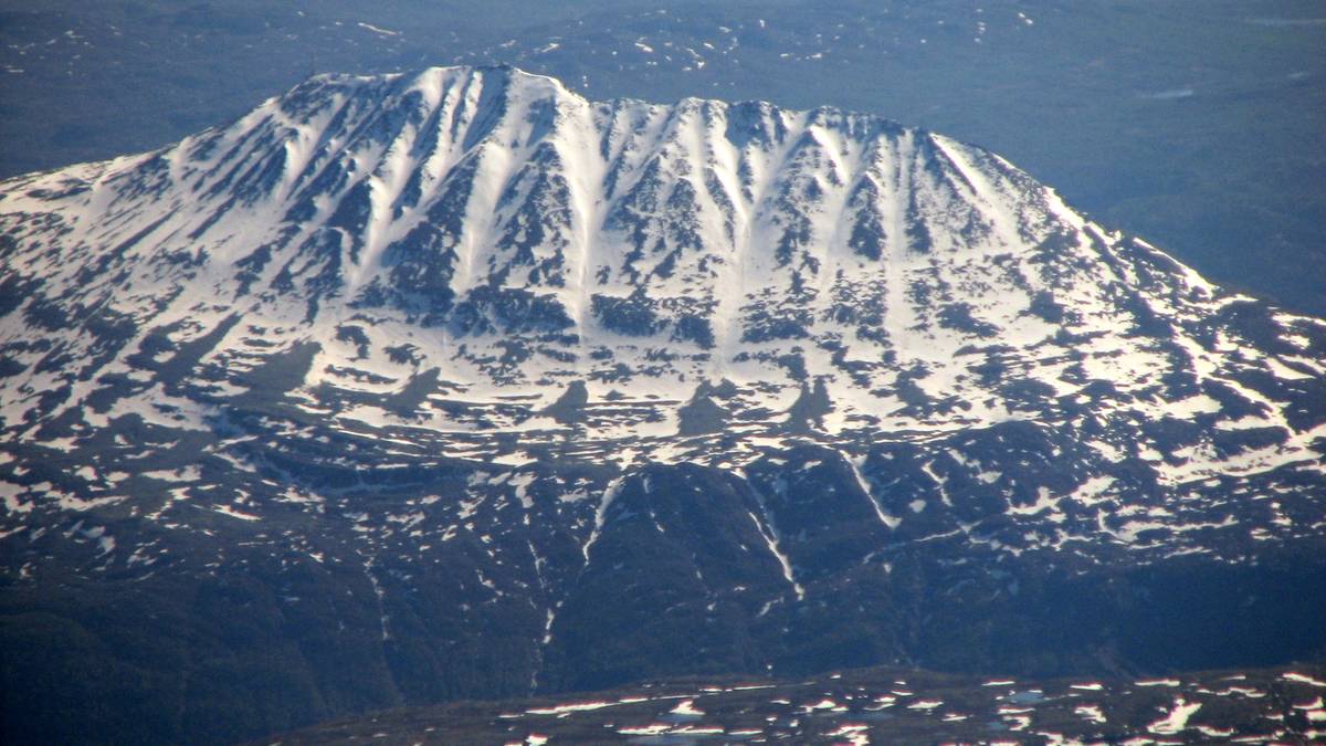 Ośnieżony szczyt g&oacute;rski widziany z lotu ptaka.