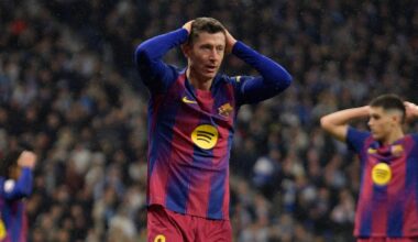 Piłkarze FC Barcelony i Espanyolu na boisku, niekt&oacute;rzy z rękami na głowie.