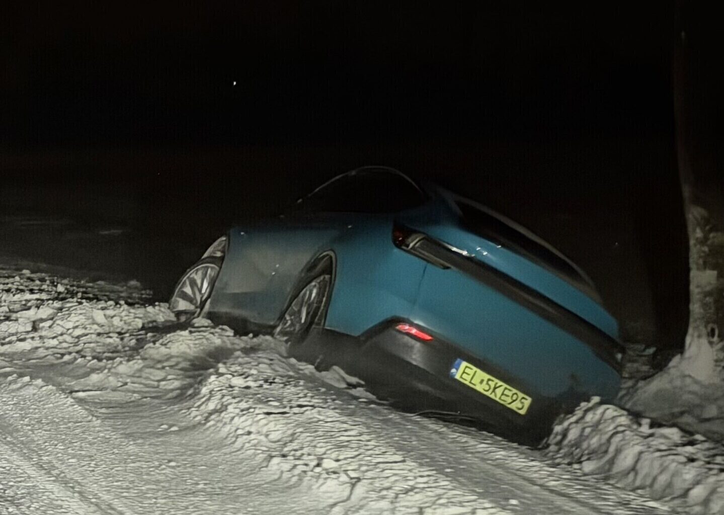 Nowiutka Tesla w rowie. Ślisko na drogach regionu seria kolizji