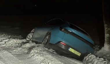 Nowiutka Tesla w rowie. Ślisko na drogach regionu seria kolizji