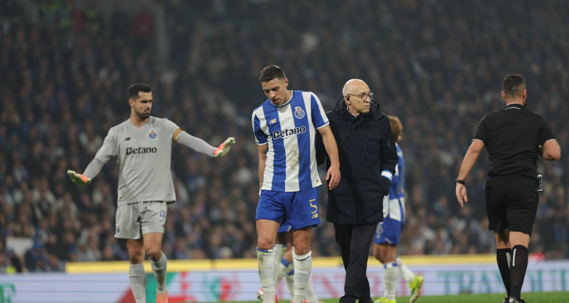 Gol i przedwczesna zmiana Bednarka. Co z jego zdrowiem?