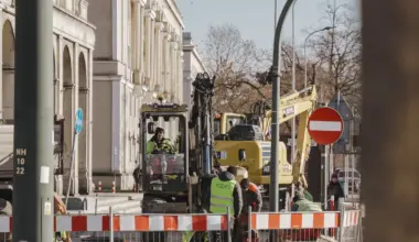 Pęknięta rura i podmyte torowisko. Ruch tramwajowy nadal wstrzymany