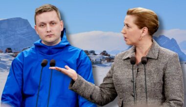 Premier Danii Mette Frederiksen przemawia do mikrofonu, obok niej stoi szef rządu Grenlandii Jens-Frederik Nielsen.