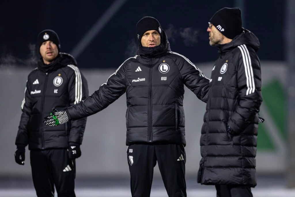 Marek Papszun dyskutuje z asystentami