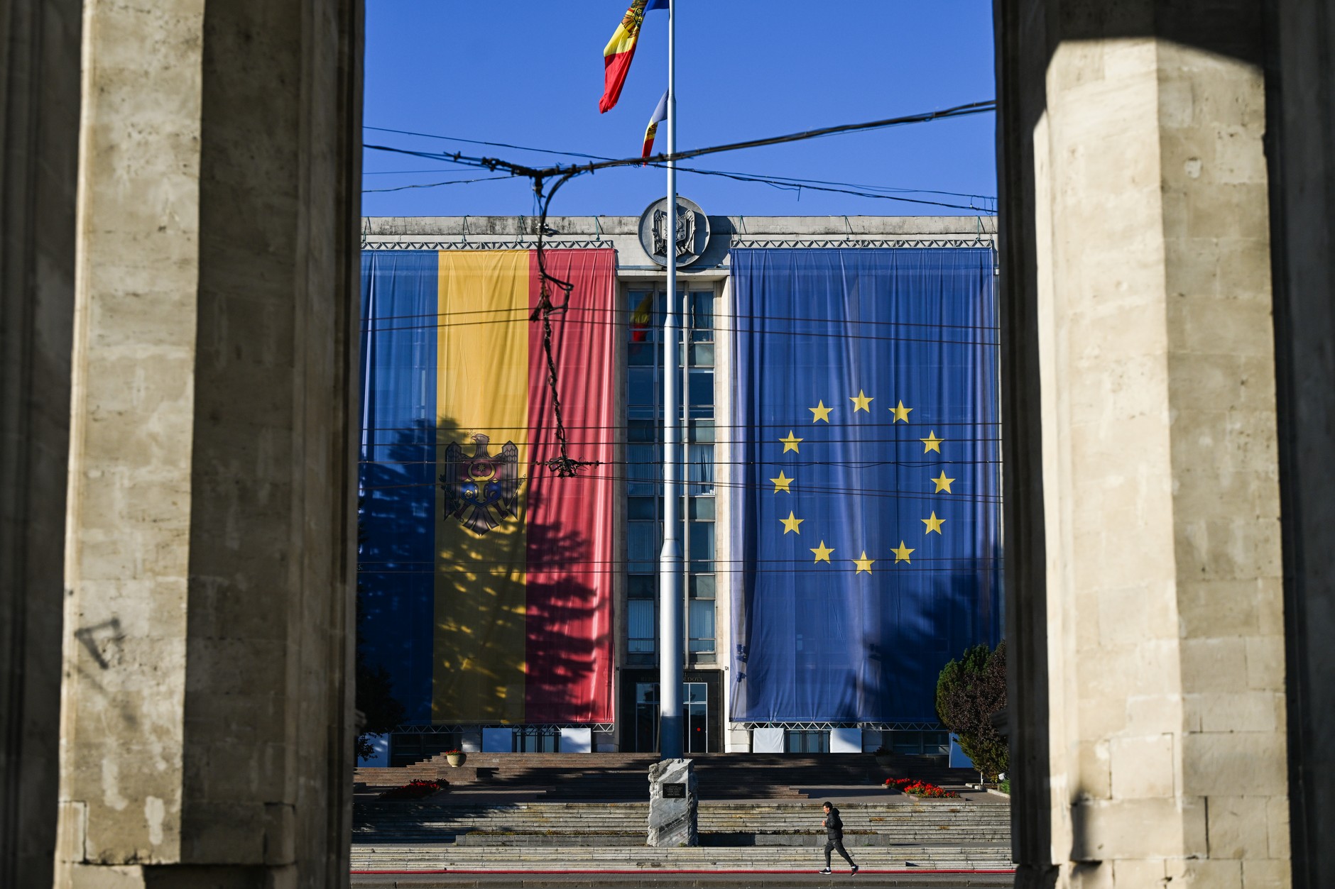 Flaga Mołdawii i Unii Europejskiej na fasadzie budynku rządu w Kiszyniowie przed wyborami parlamentarnymi, 26 września 2025 r.