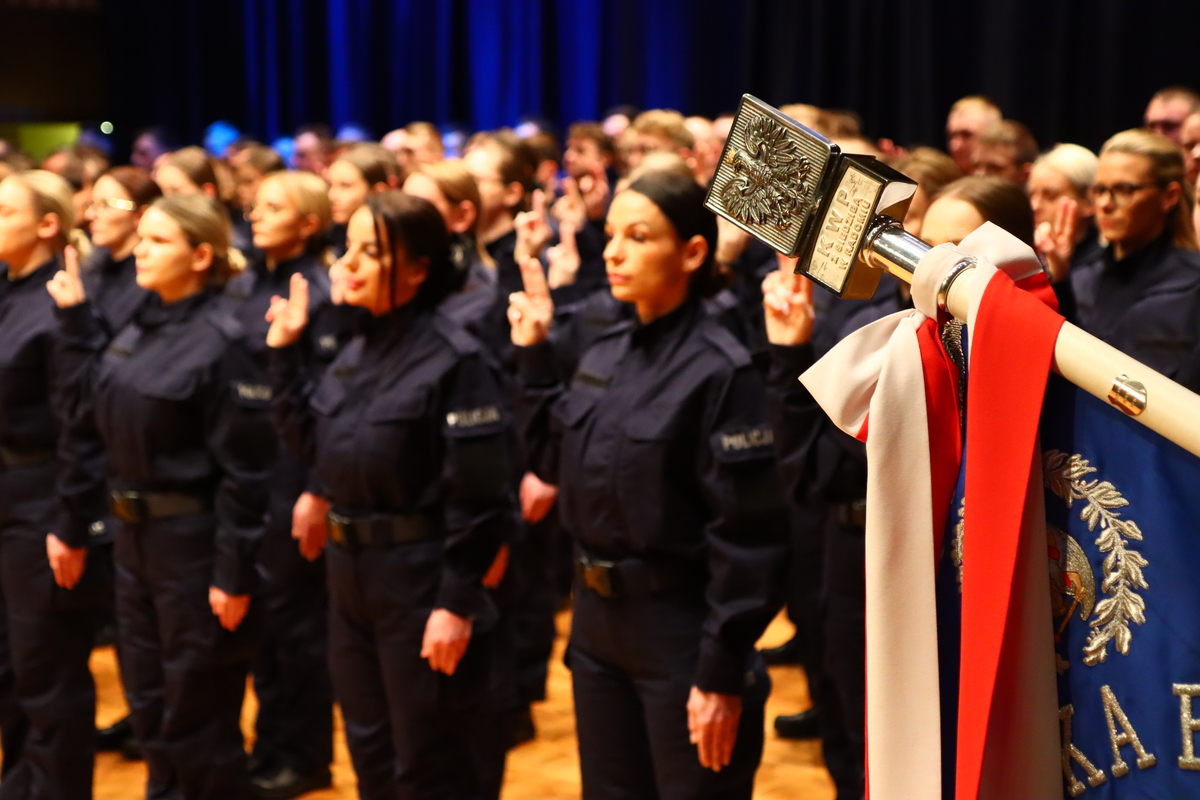 „Służyć wiernie Narodowi” - odznaczenia i wyróżnienia, a także ślubowanie nowo przyjętych funkcjonariuszy - Aktualności