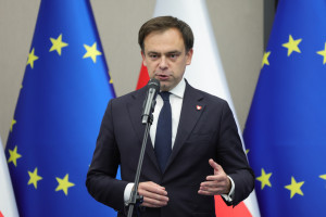 Polacy kurczowo trzymają gotówkę. Rząd chce inaczej