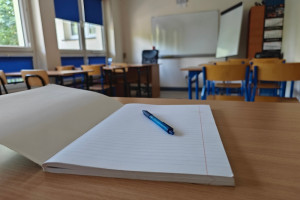 Ile naprawdę zarabiają nauczyciele? Na tle innych nie jest najgorzej [RAPORT]