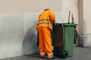 Od 1 stycznia kontrola worków ze śmieciami. Kierowca zostawi odpady pod domem