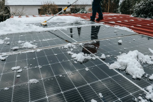 Odśnieżanie fotowoltaiki. Próby mechanicznego usunięcia śniegu to igranie z ogniem
