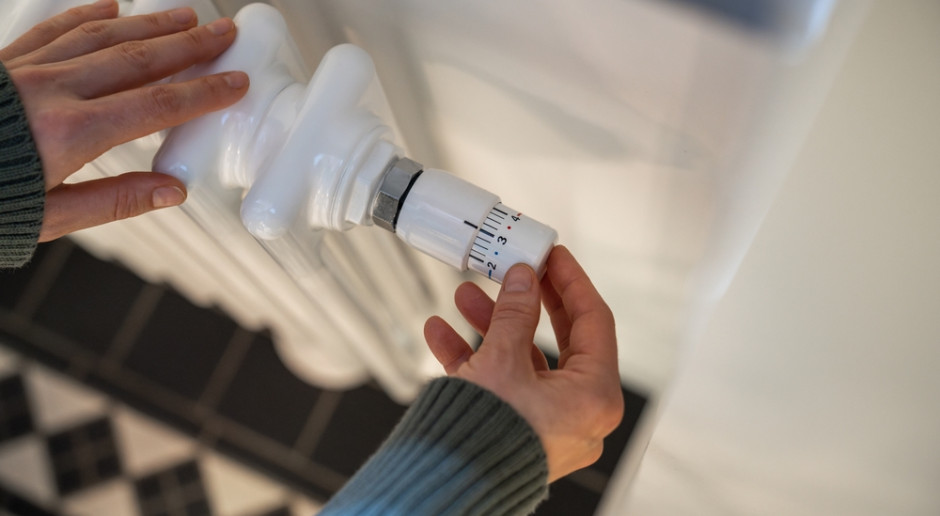 Koniec z zakręcaniem grzejników. Wchodzi obowiązkowa opłata za ogrzewanie