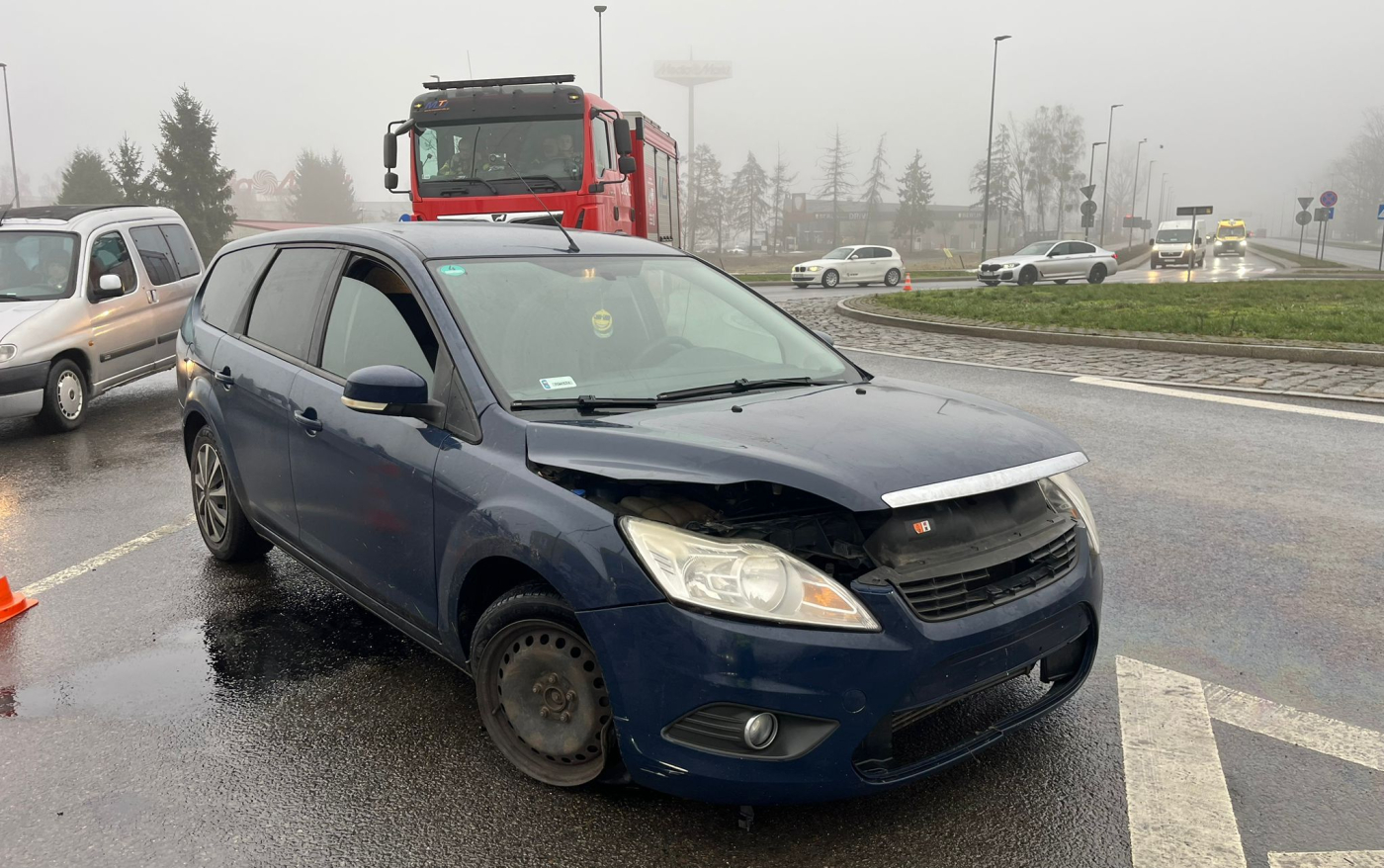 Kierowca forda przejechał rondo na wprost w Gorzowie. Był pod wpływem środków odurzających