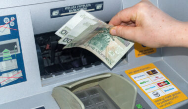 Banki apelują o wypłacanie gotówki. Ostrzeżenie dotyczy też Polski