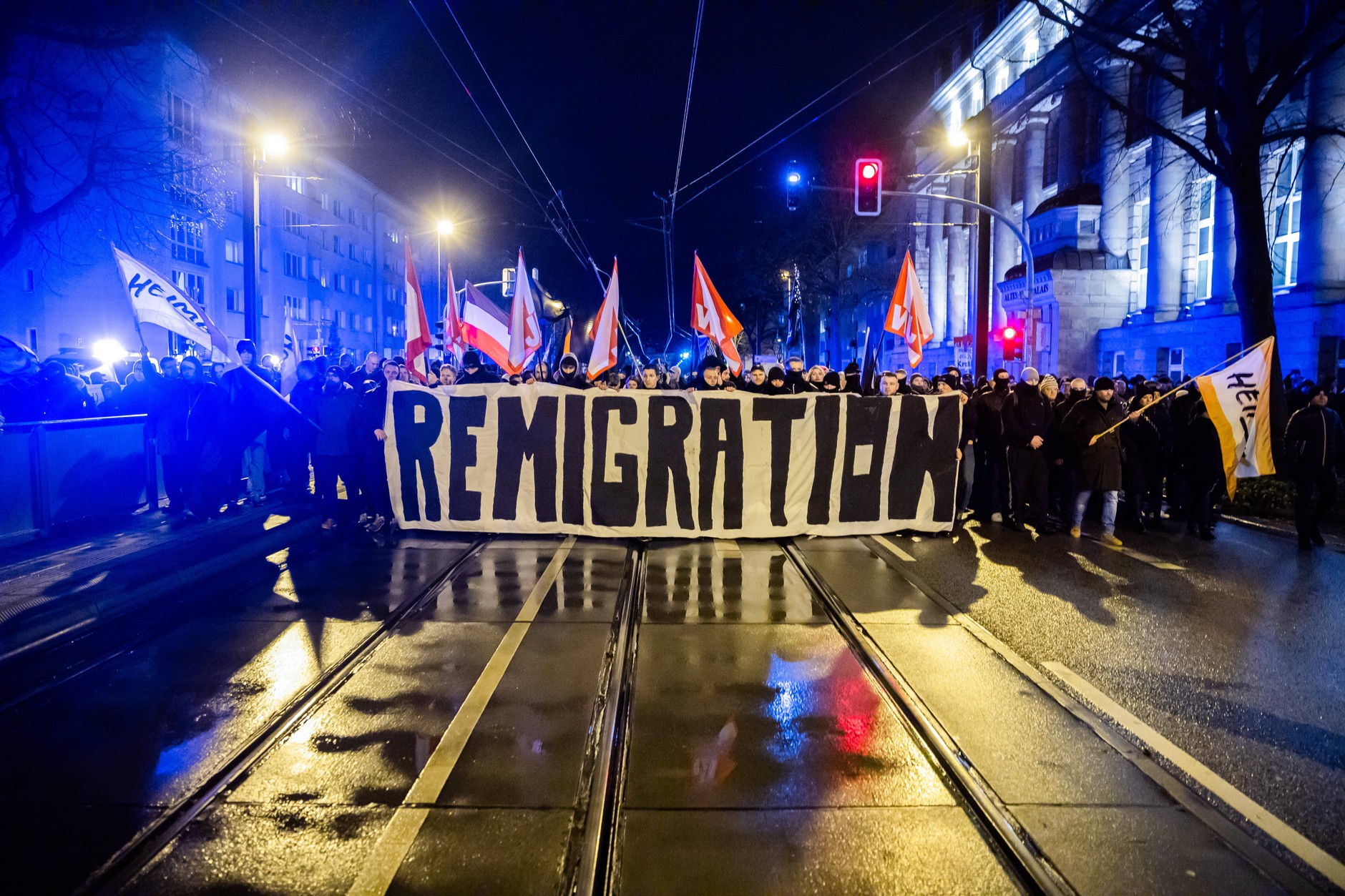 Transparent z napisem "Reemigracja" podczas skrajnie prawicowej demonstracji. Magdeburg, 21 grudnia 2024 r.