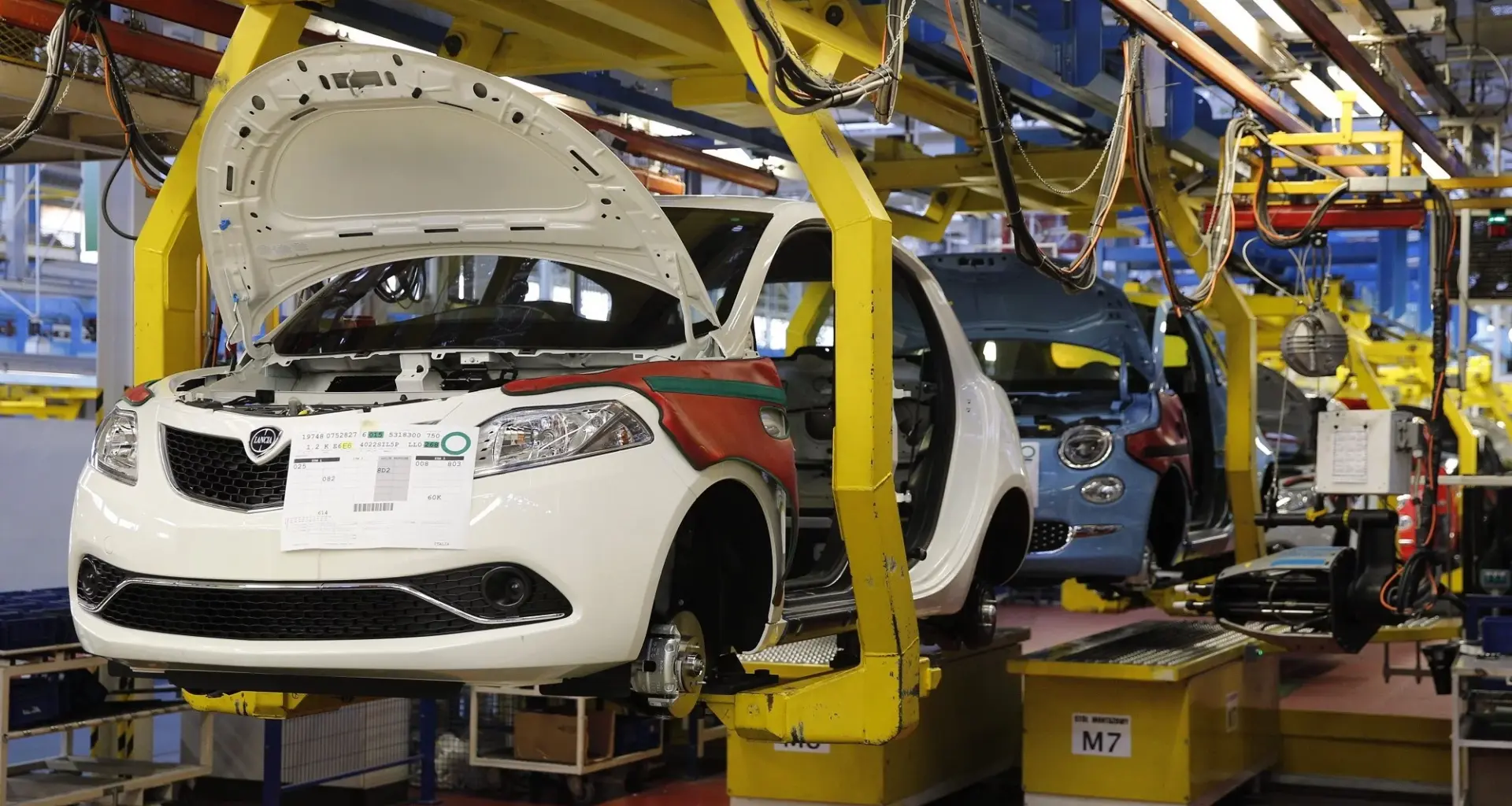 Fabryka samochodów (zdjęcie archiwalne)