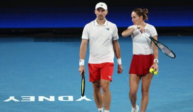 Para tenisist&oacute;w w strojach sportowych na korcie.