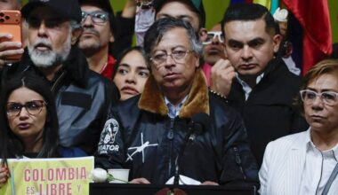 Prezydent Kolumbii Gustavo Petro przemawia za m&oacute;wnicą otoczony przez zwolennik&oacute;w.