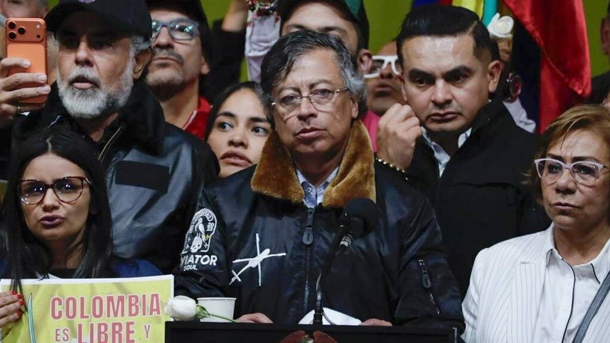 Prezydent Kolumbii Gustavo Petro przemawia za m&oacute;wnicą otoczony przez zwolennik&oacute;w.