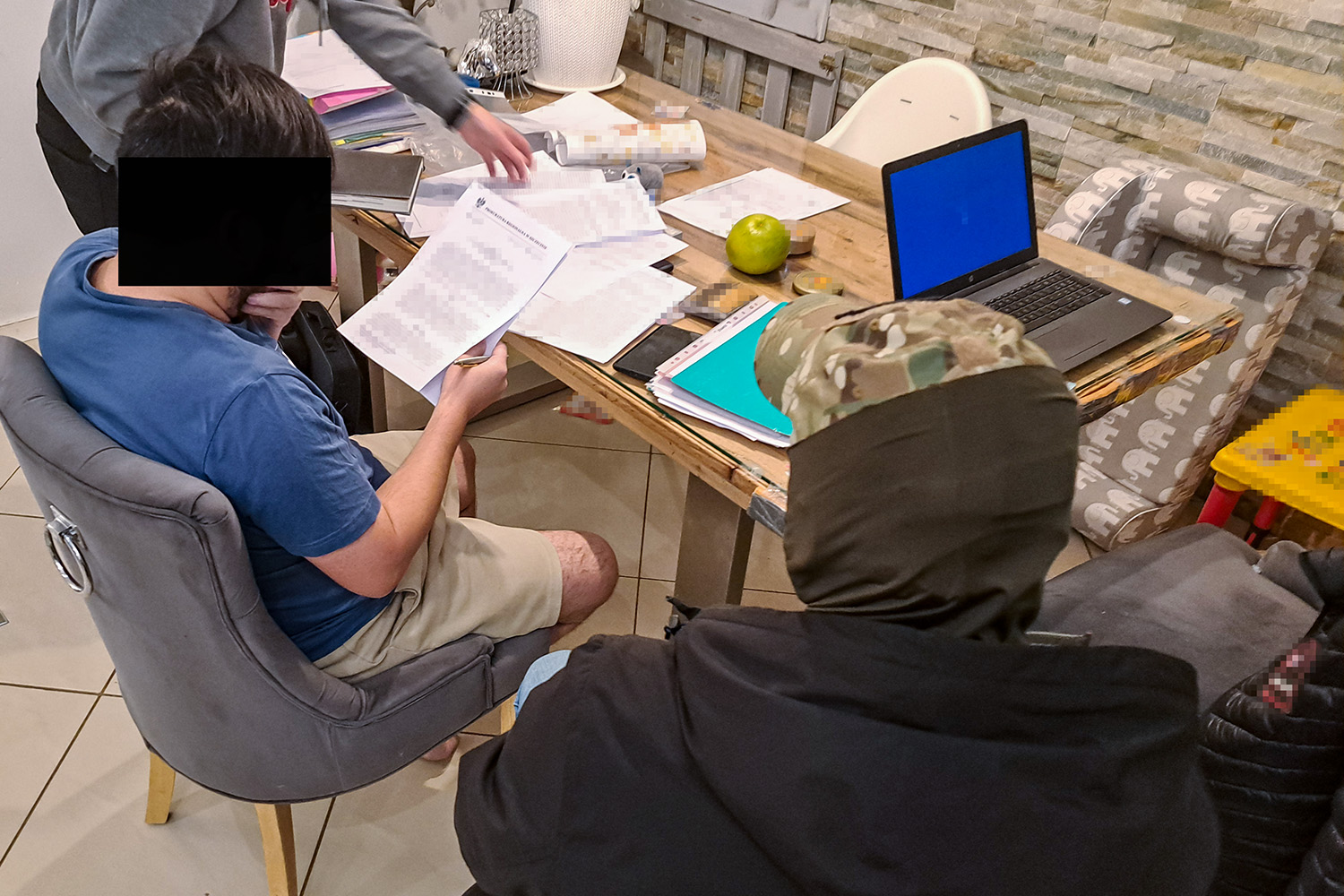 CBŚP i KAS rozbiły międzynarodową grupę przestępczą wyłudzającą VAT. Zatrzymano 20 osób - Aktualności