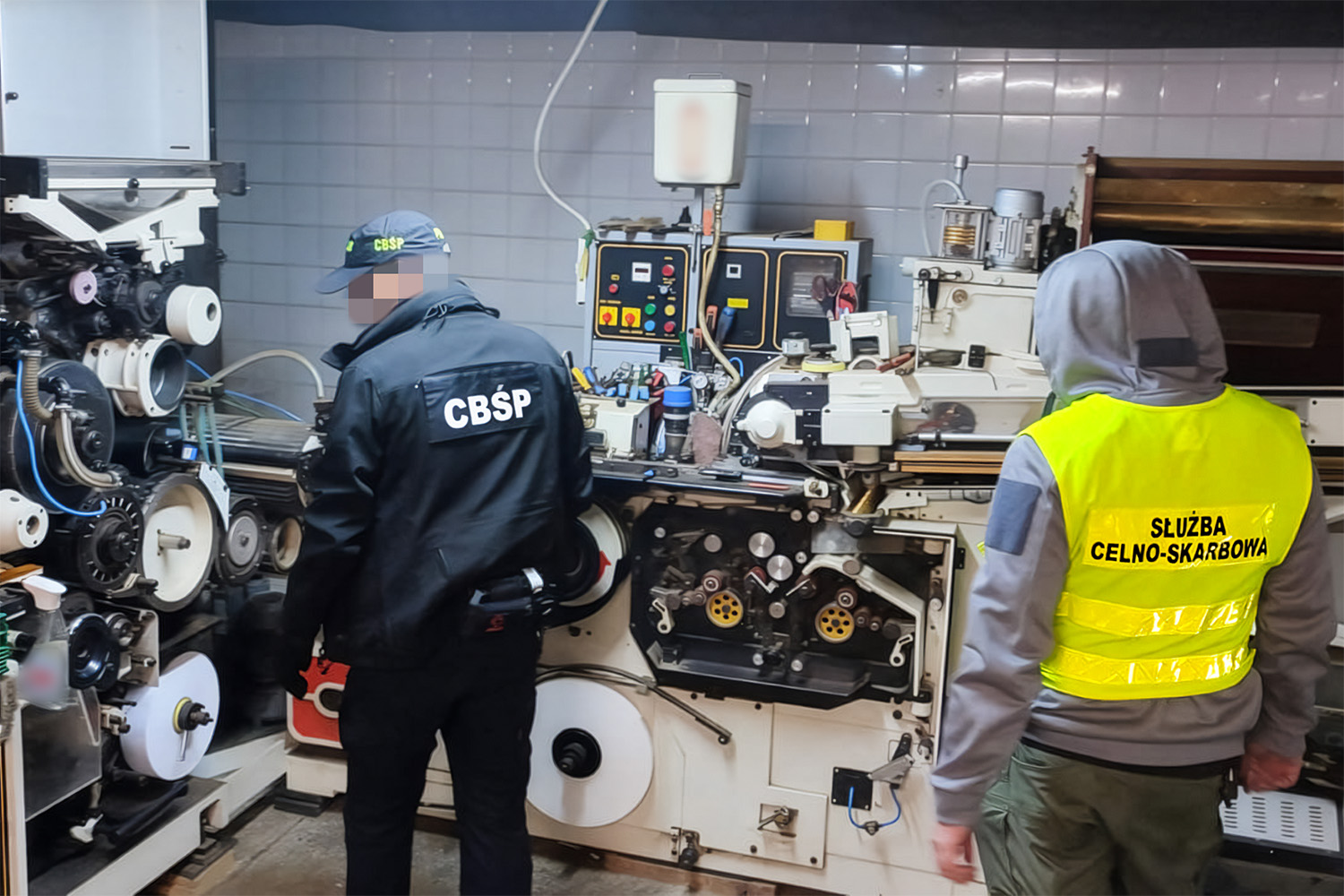 CBŚP i KAS rozbiły nielegalną fabrykę papierosów. Zabezpieczono towar wart ponad 12 mln zł - Aktualności