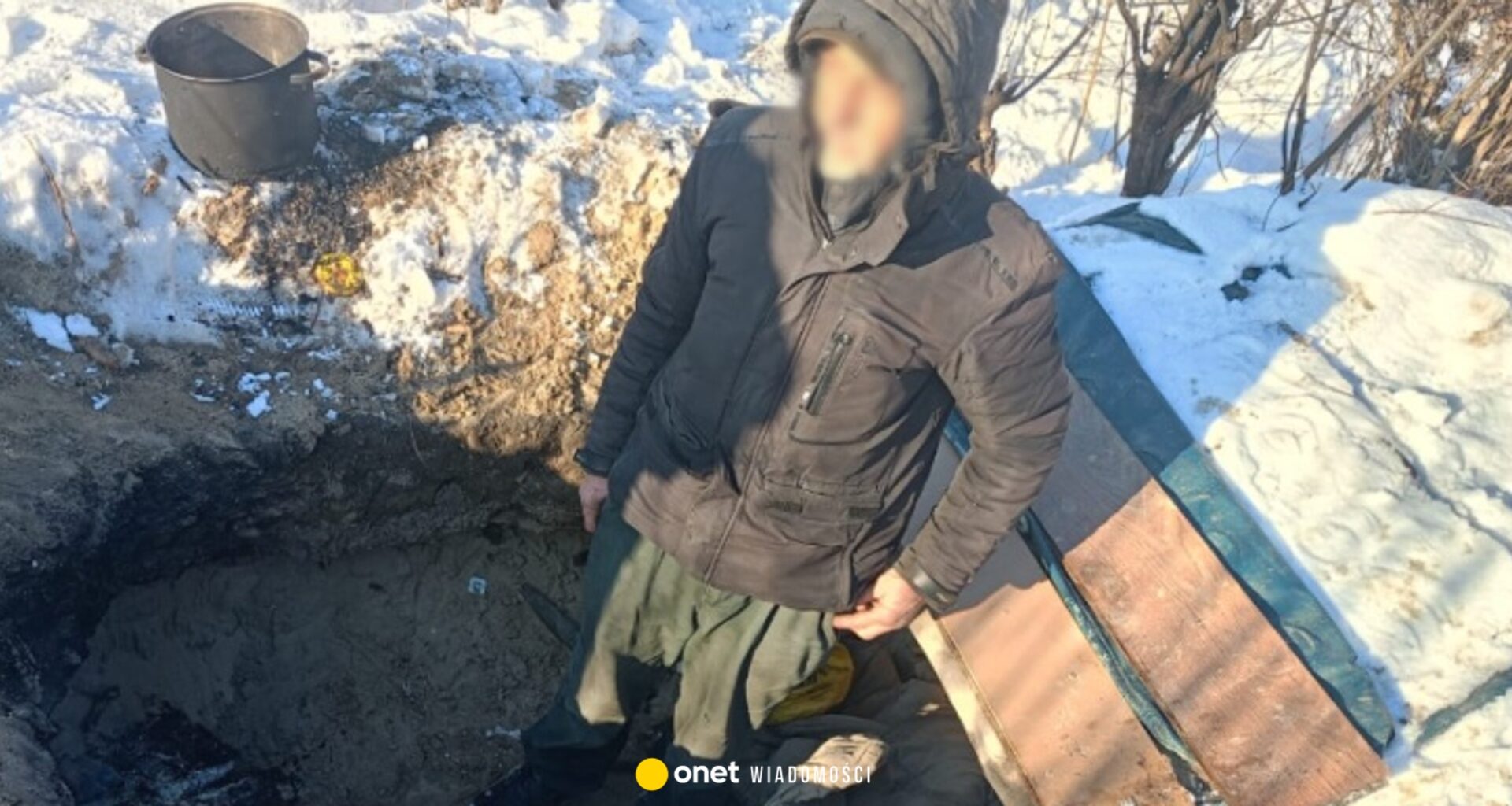 Pan Mieczysław od 15 lat żyje na ulicy. Jego "domem" jest wykopany w ziemi dół