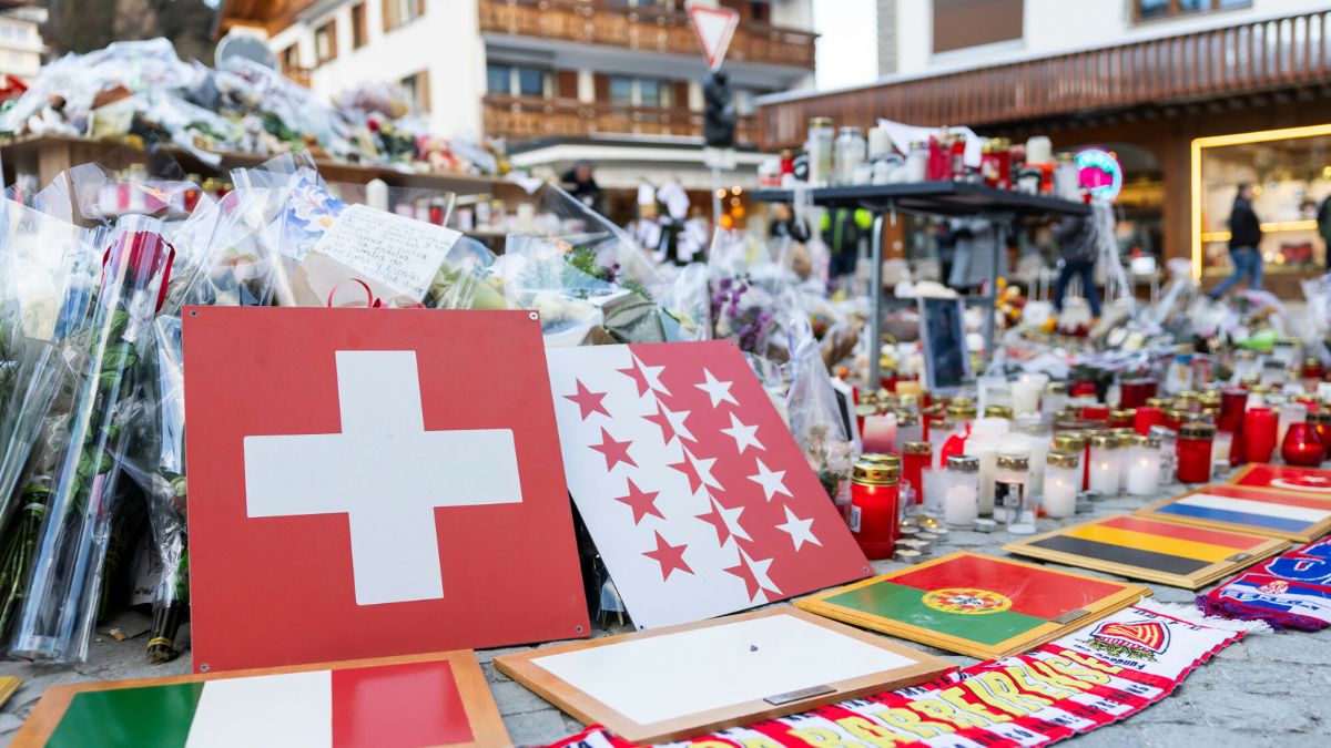 Władze i mieszkańcy Crans-Montana upamiętnili ofiary pożaru w barze Le Constellation (Fot. Cyril Zingaro/Associated Press/East News)