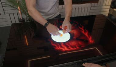 Ekran OLED gorący jak patelnia. Polska redakcja usmażyła jajko na telewizorze