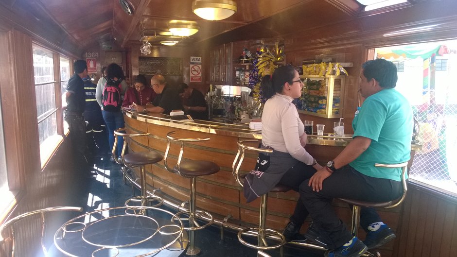 Wnętrze wagonu barowego