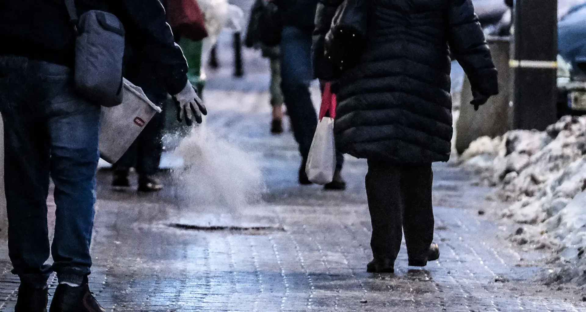 Ludzie na jednej z ulic Warszawy
