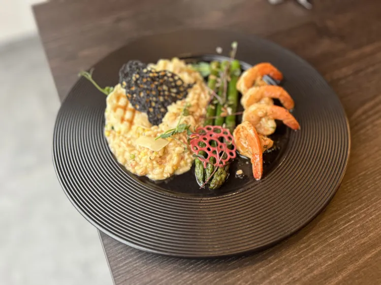 Risotto z krewetkami i szparagami.