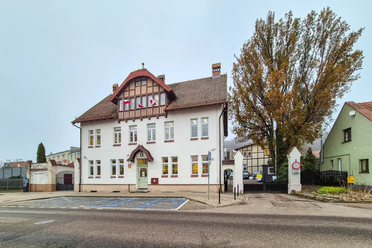 Tu mieści się siedziba Gdańskiego Zarządu Dróg. 