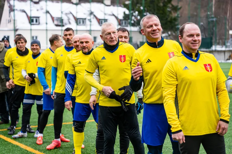 Oldboye Arki Gdynia wygrali w meczu noworocznym z Bałtykiem, jedną z bramek zdobył Rafał Siemaszko (na pierwszym planie).