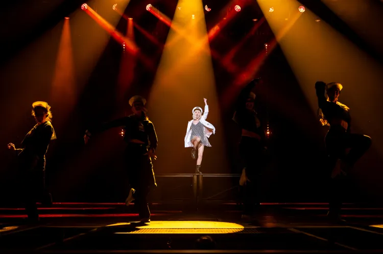 Bohaterką I aktu Koncertu Sylwestrowego 2025/2026, granego na bis w Teatrze  Muzycznym przez cały styczeń, jest Gdynia przedstawiona jako atrakcyjna, seksowana i pełna energii kobieta.