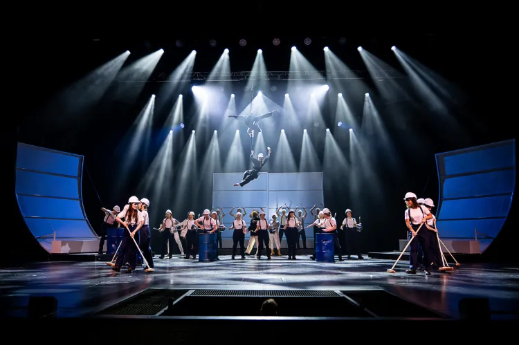 Z aktorami i tancerzami Teatru Muzycznego występują też słuchacze Studium Wokalno-Aktorskiego im. Danuty Baduszkowej oraz artyści Akrobatycznego Teatru Tańca Mira-Art.