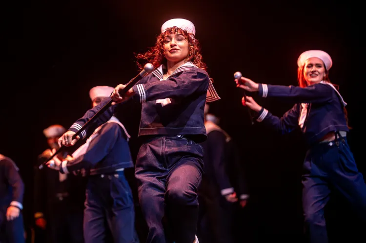 Podczas poświęconego Gdyni I aktu jest wiele akcentów nawiązujących do nadmorskiego charakteru miasta. 