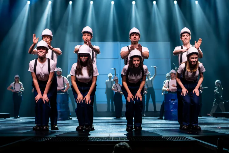 Ciekawe, interesujące układy zbiorowe są zasługą kilu różnych choreografów, którzy przygotowali układy do poszczególnych piosenek.