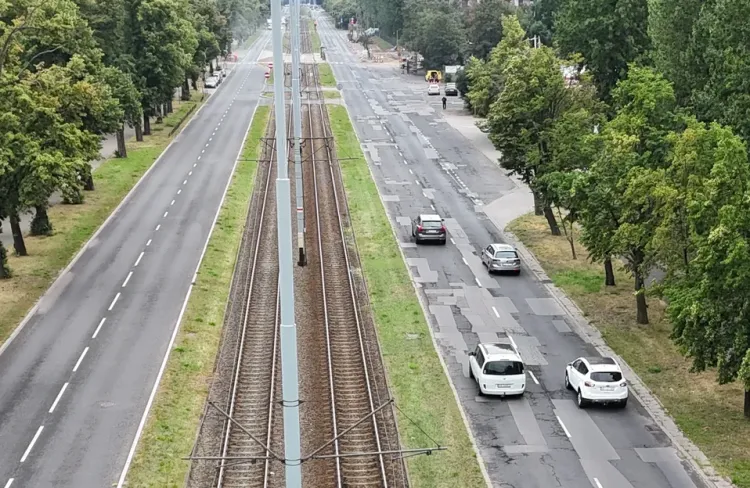 Jezdnia Al. Hallera po lewej (w kierunku plaży) jest już po remoncie. Teraz przyjdzie czas na modernizację krzywej, dziurawej i połatanej jezdni w kierunku Wrzeszcza (po prawej).