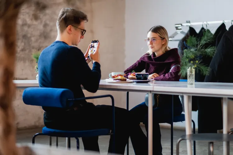 Posting zero nie oznacza rezygnacji z mediów społecznościowych, a jedynie z czynnego tworzenia treści, które się tam pojawiają. 