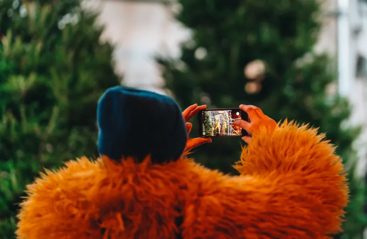 Coraz częściej dokumentujemy rzeczywistość nie po to, by wrzucić ją w media społecznościowe, ale by podzielić się z bliskimi. 