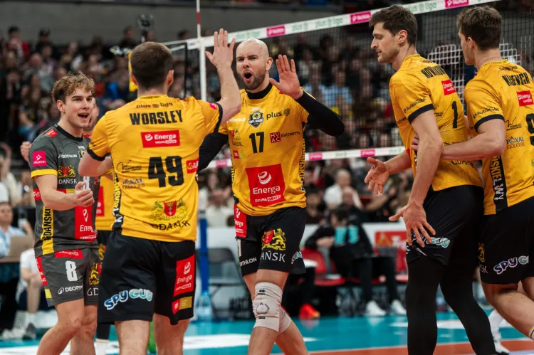 Energa Trefl Gdańsk przegrała dwa pierwsze sety w meczu ze Ślepskiem Malowem Suwałki, a w tie-breaku obroniła się przed trzema piłkami meczowymi rywali. W nagrodę utrzymała miano niepokonanej drużyny w Ergo Arenie w tym sezonie w PlusLidze. Tytuł MVP otrzymał Piotr Orczyk (nr 17). 