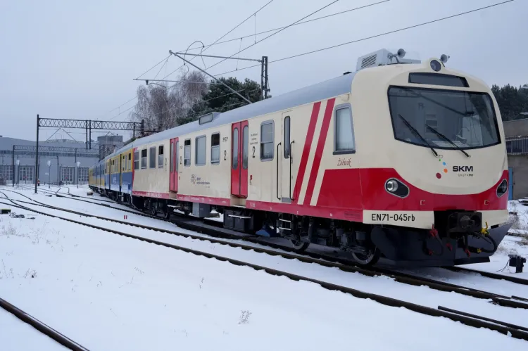 Historyczne malowanie w kolorach kości słoniowej i czerwieni, wprowadzone w 1994 roku dla pociągów kategorii InterRegio.